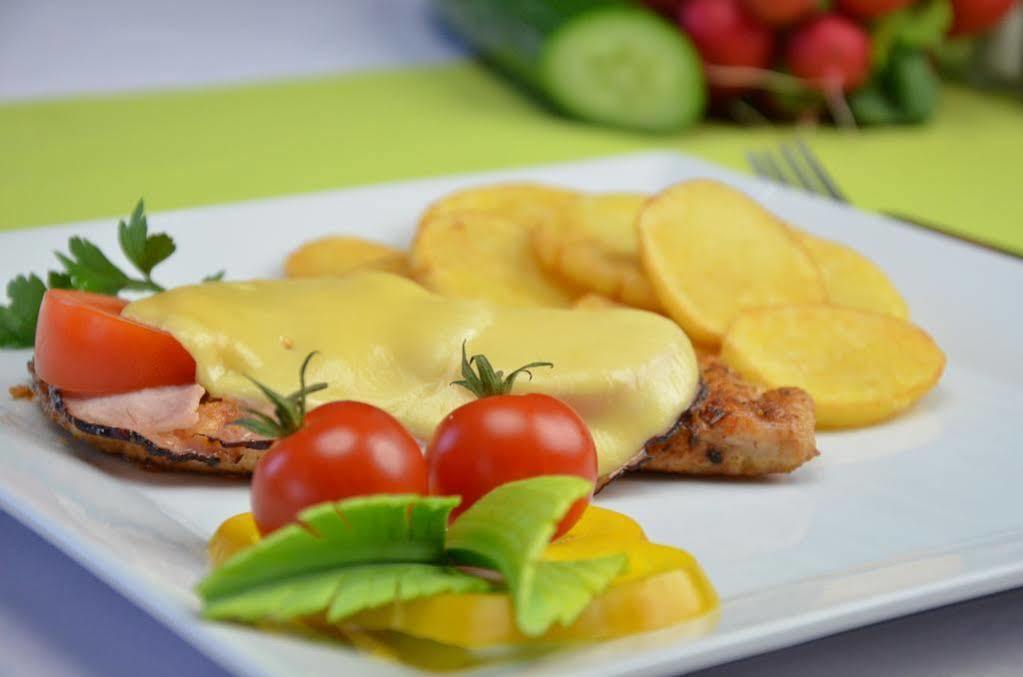 Hotel Milosz Restauracja, Basen Dla Dzieci, Sala Zabaw, Silownia 卡尔图济 外观 照片